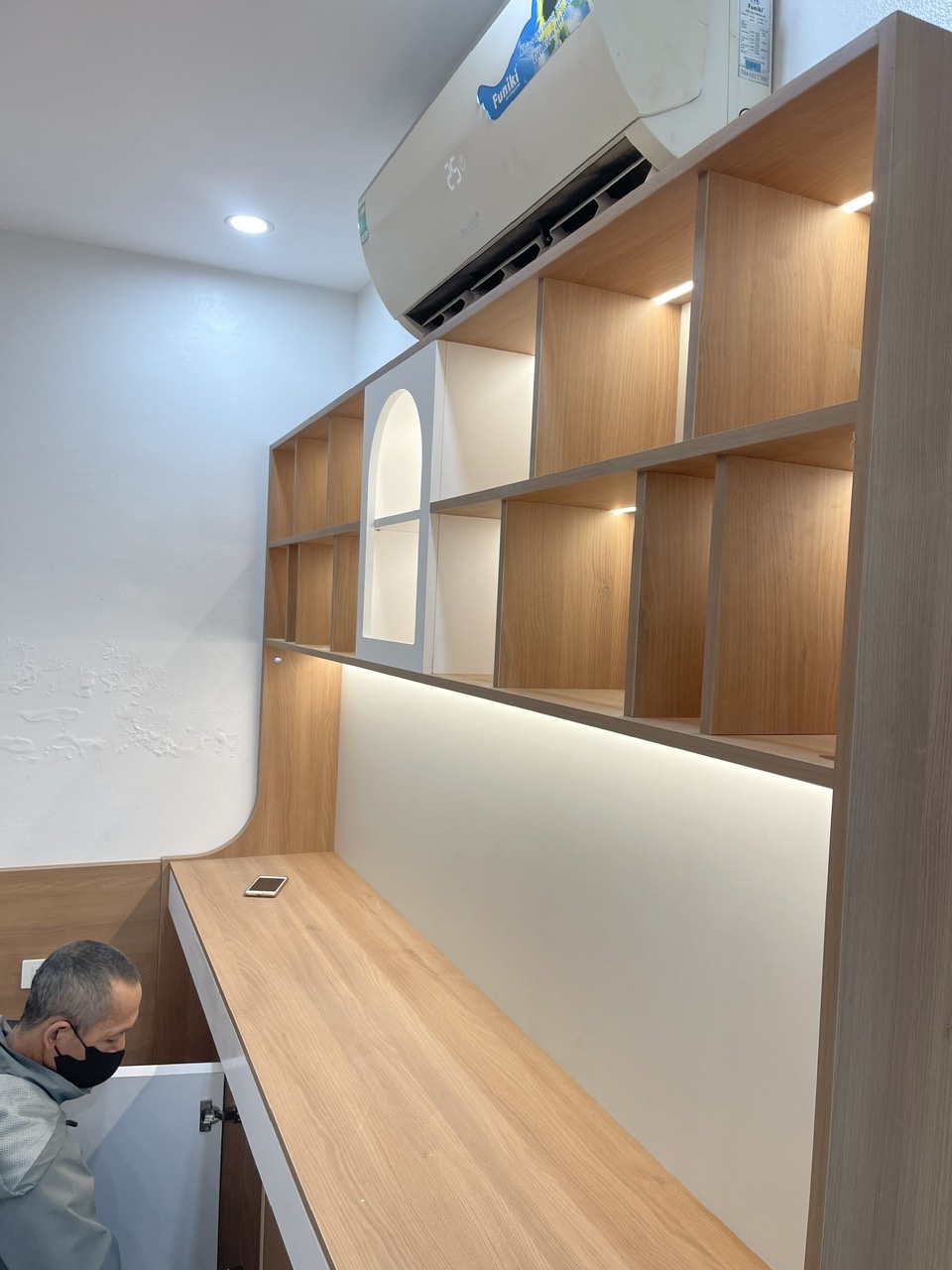 Hệ bàn dài kết hợp kệ treo và tủ lưu trữ cho góc làm việc trong nhà